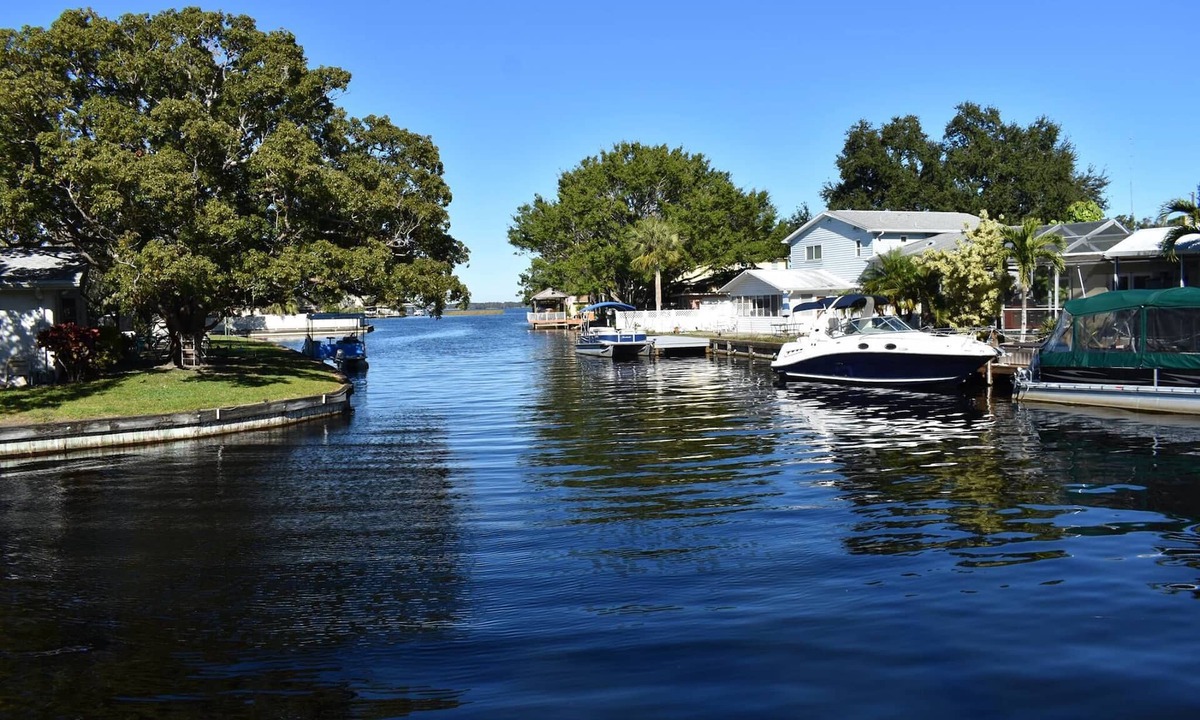 Lake Shore Estates House | Tarpon Lake Escape LLC