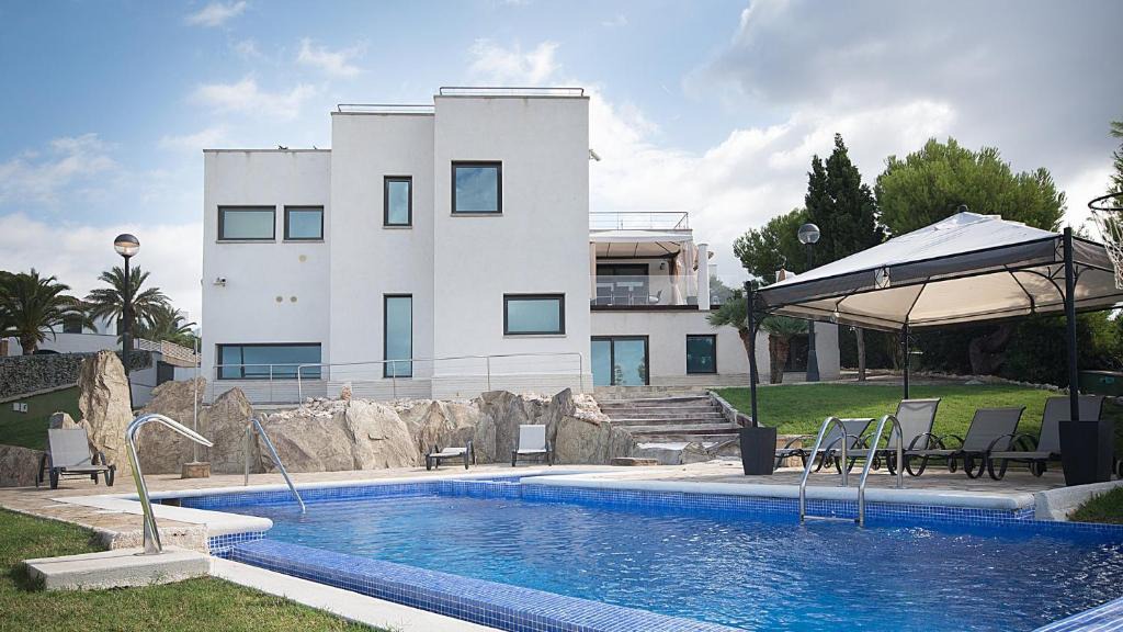 Torredembarra Villa | TarracoHomes, TH52 Villa Lighthouse con Piscina Privada, Terraza, y Vistas al Mar