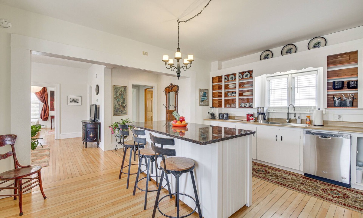 Gardiner Apartment | Tasteful Gardiner Triplex Near Downtown Augusta!