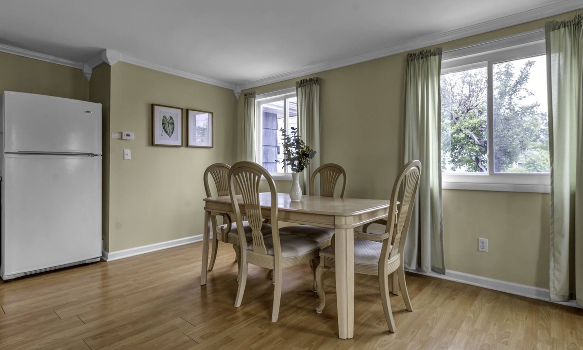 Tonawanda Apartment | Tasteful loft, work-friendly