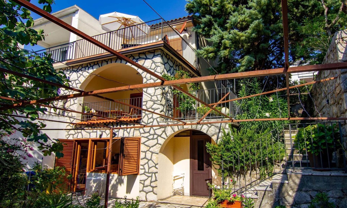 Kornic Apartment | Tasteful vacation apartment near the sea