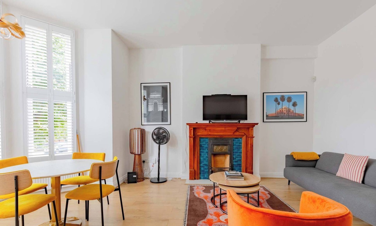 Queen's Park Apartment | Tastefully Decorated 2BD Flat Near Queens Park