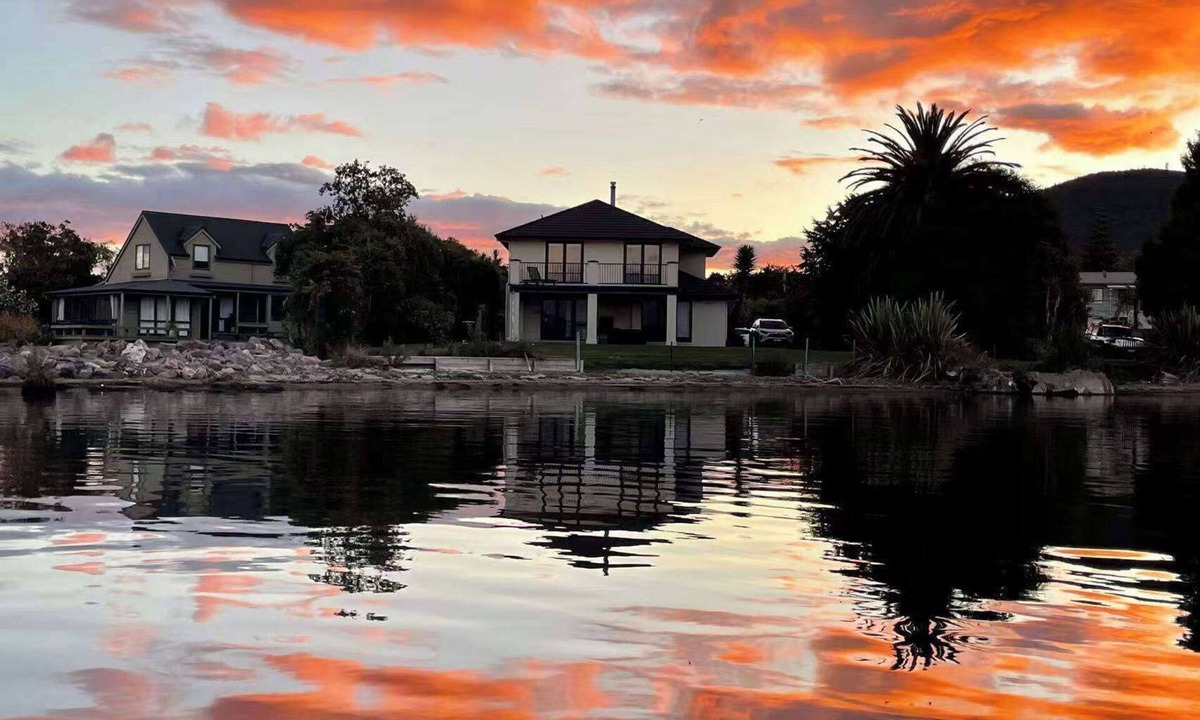 Kawaha Point House | Tatai Lake Edge - 4 Bed Rotorua Lakefront