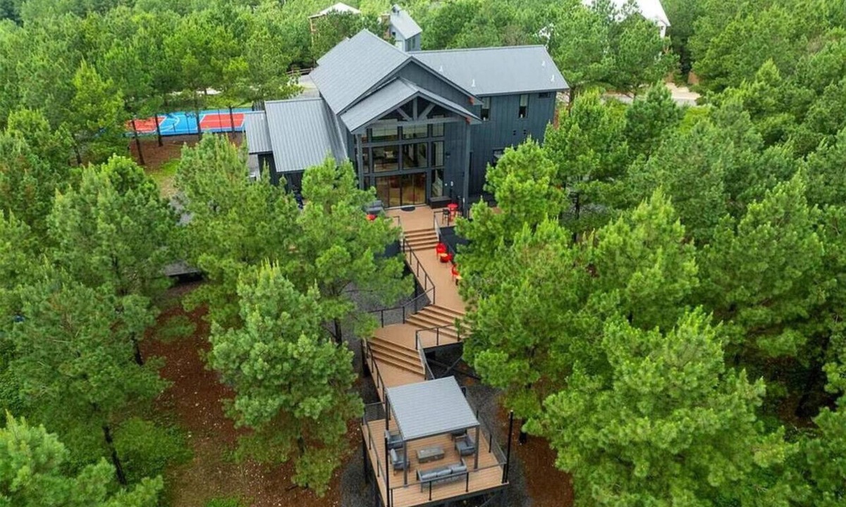 Broken Bow House | Tatanka | Luxury Cabin Pool Hot Tub Sleeps 24