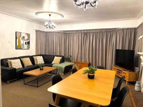 Tauranga South House | Tauranga - Stylish & Centrally Located Near Hospital