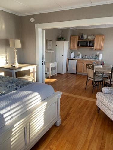 Newport Apartment | Tavern - The Blue Suite