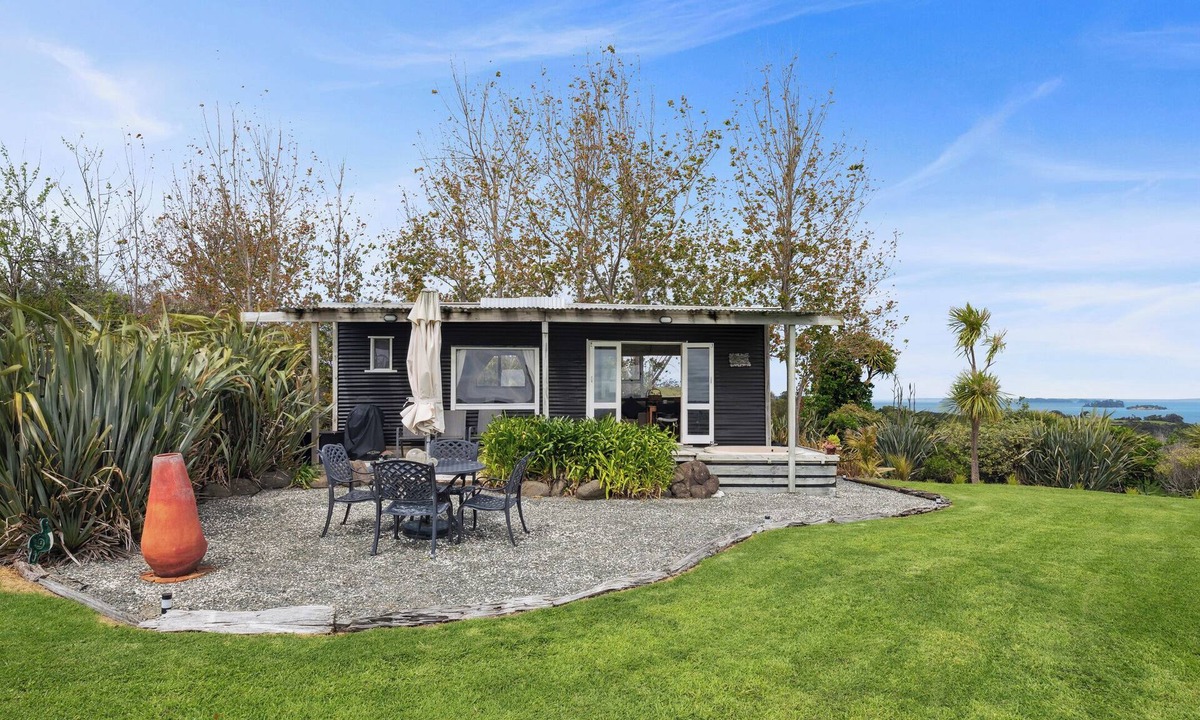 Tawharanui Cottage | Tawharanui Cabin - Rural Cabin Studio