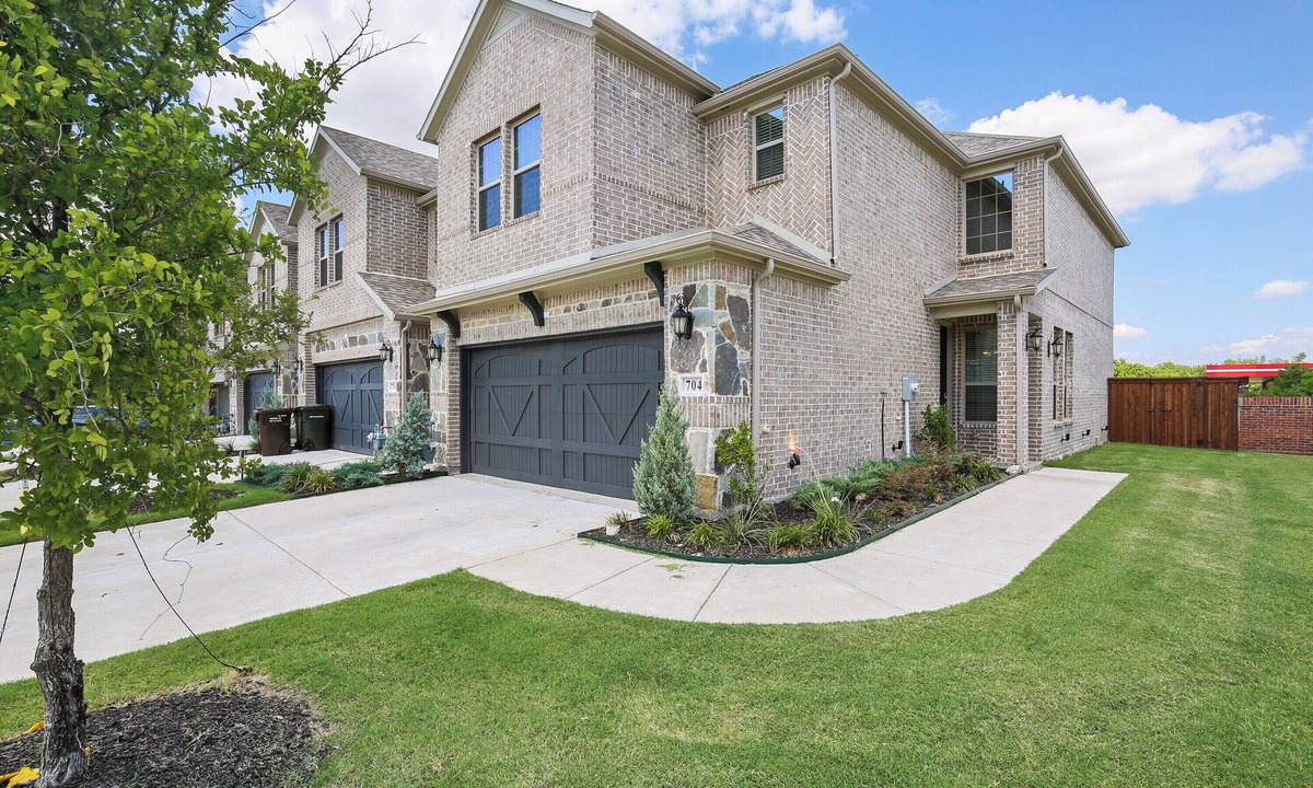 Cowley House | TCH - Cozy 3bd/2.5ba in Plano with Workspace