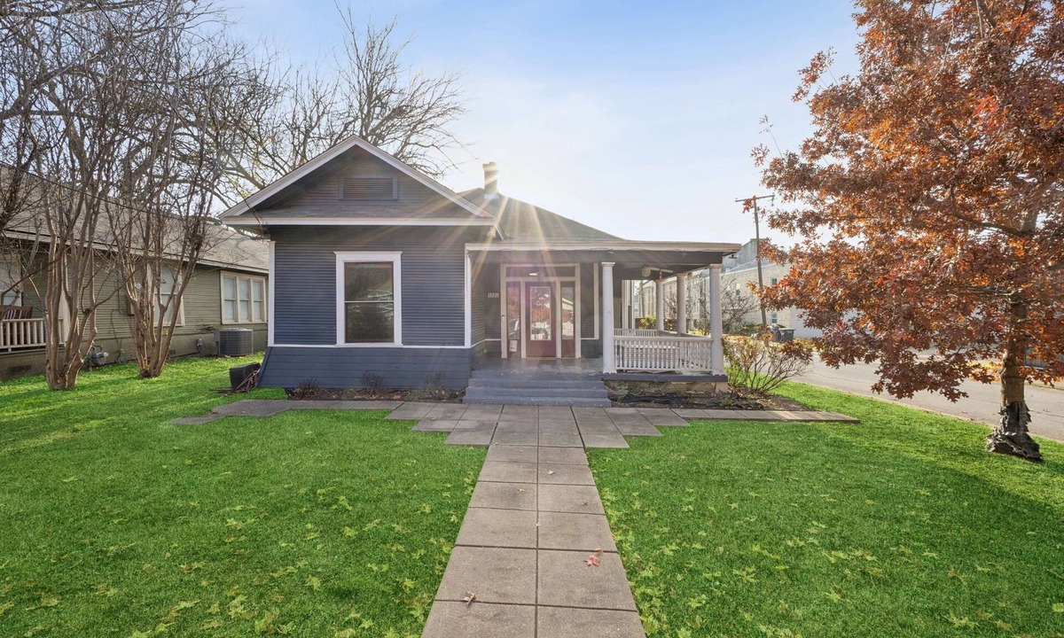 Junius Heights House | TCH - Cozy 3bd/2ba home in Dallas w/Workspace