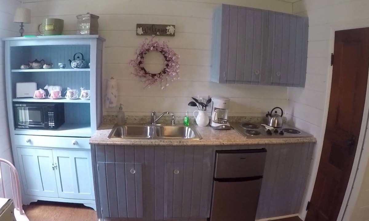 Creola Cottage | Tea For Two centrally located within the Hocking Hills