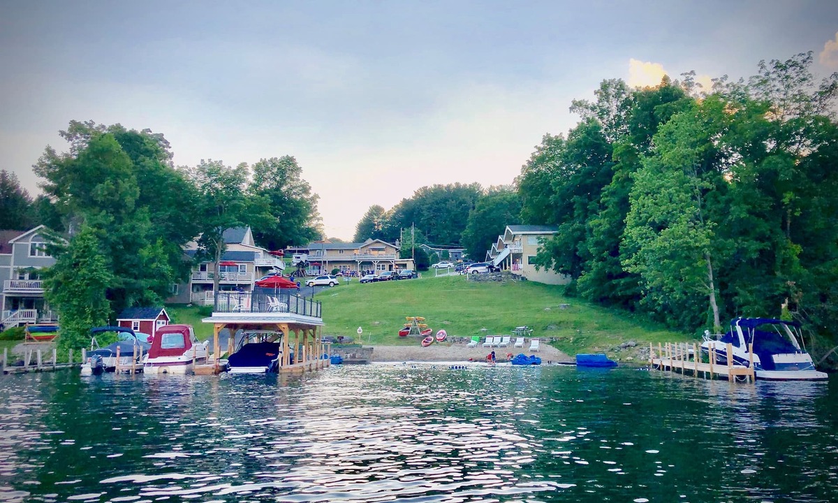 Lake George Hotel | Tea Island Resort