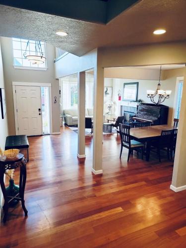 Albany House | Teak and Jordan Estates- Sleeps 24!