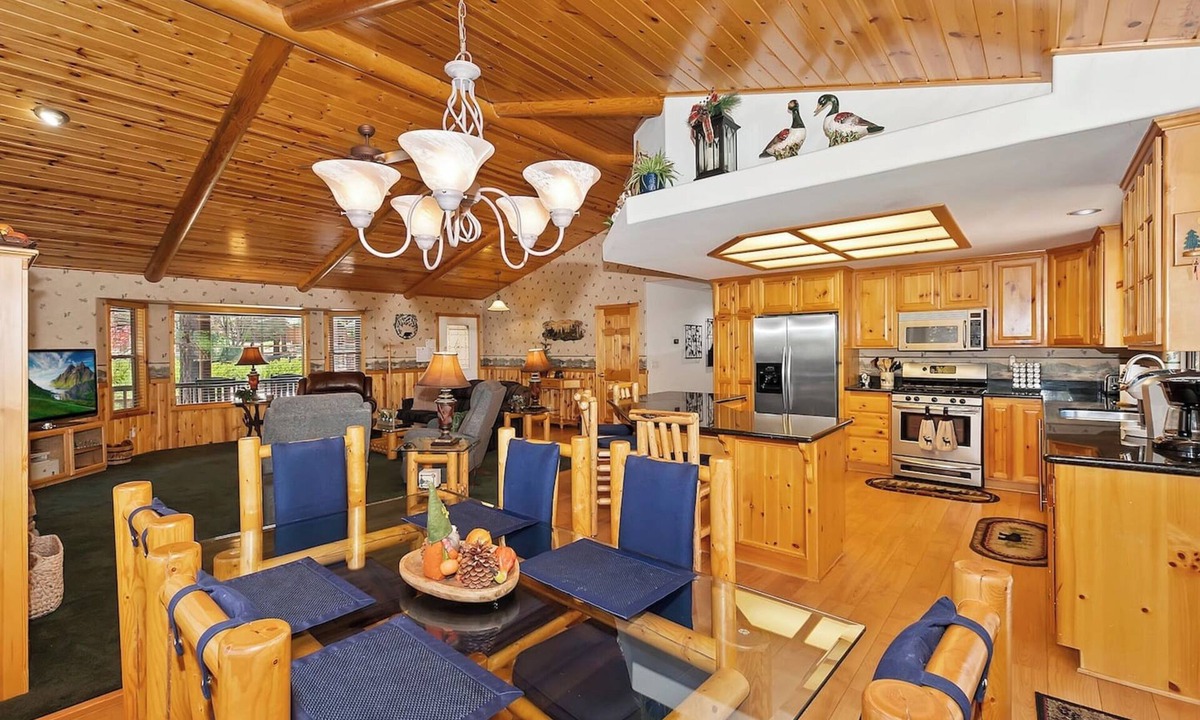 Eagle Mountain Estates Cabin | Teakwood Cozy Wood Cabin with Fireplace