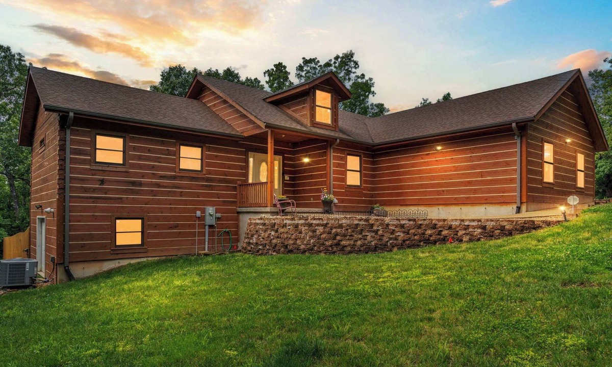 Kirbyville Cabin | Teal’s Treasure – Secluded Lakeside Cabin for 8!