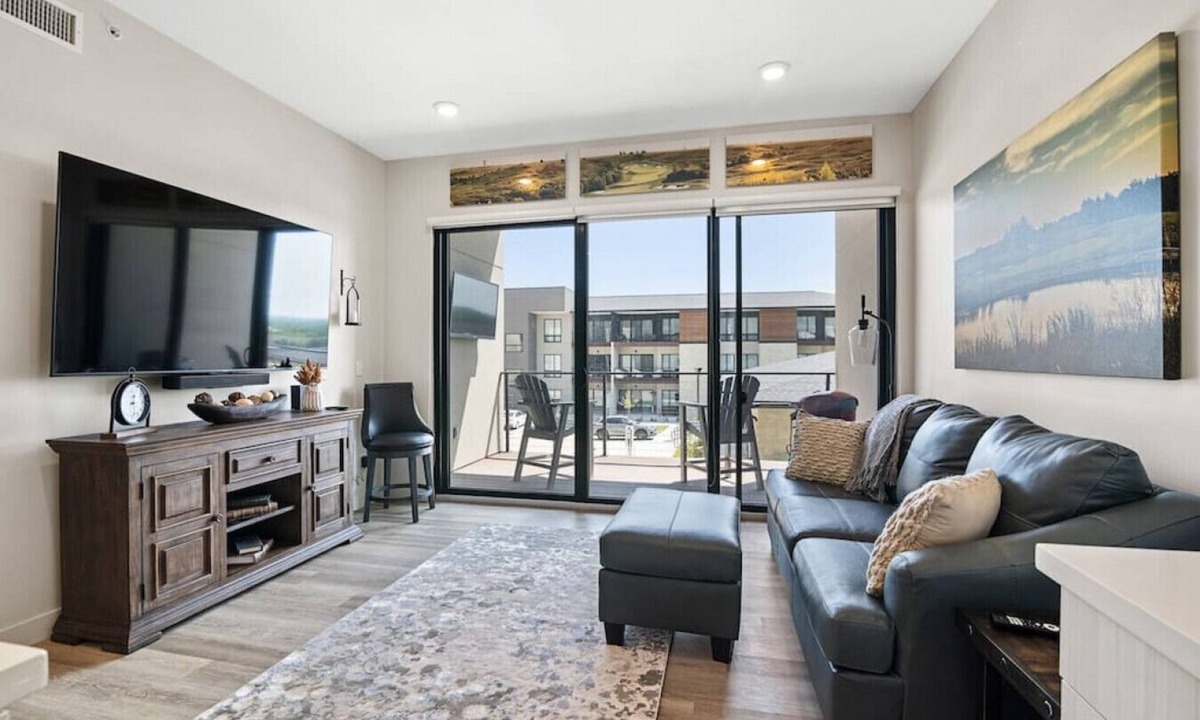 Manhattan Condo | Tee'd Up at Home Stay MHK