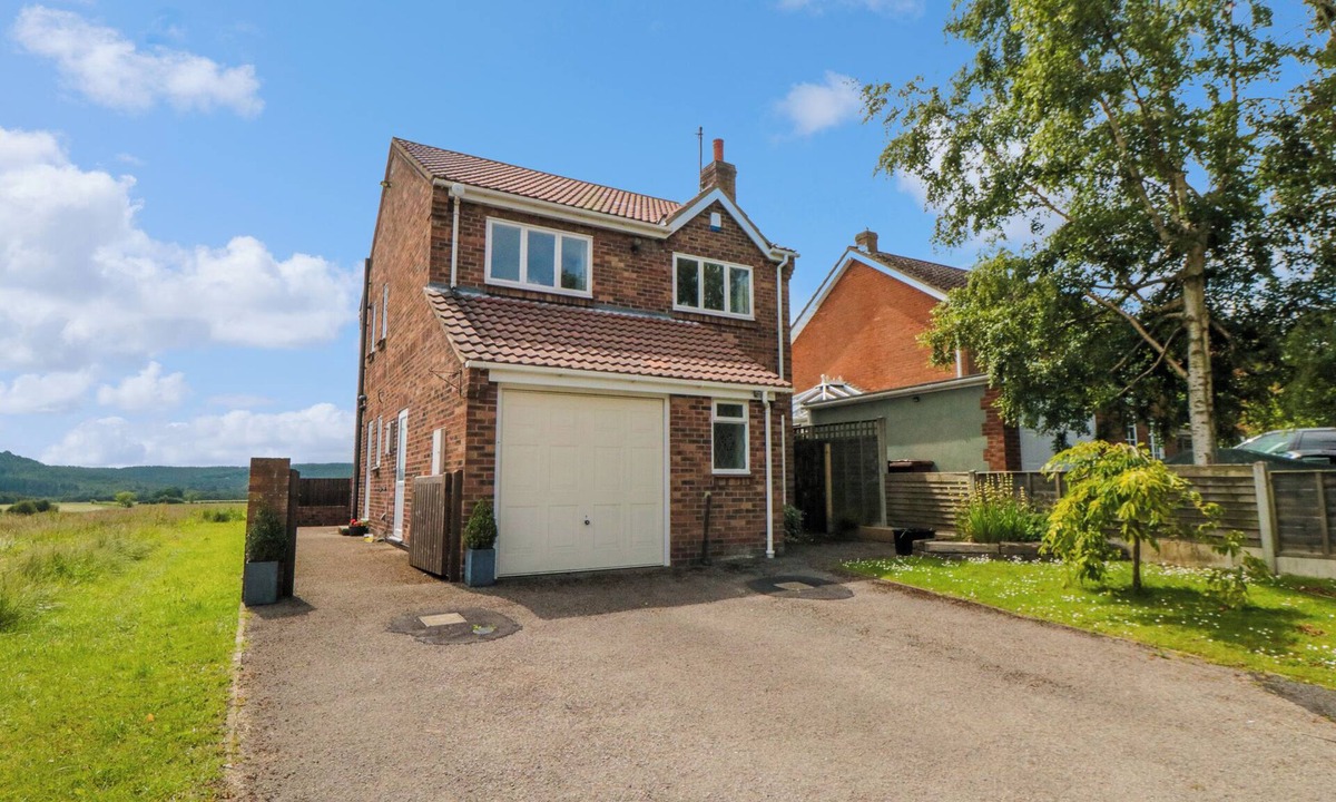 Ampleforth House | TEMPLE HILL VIEW, pet friendly, with a garden in Ampleforth