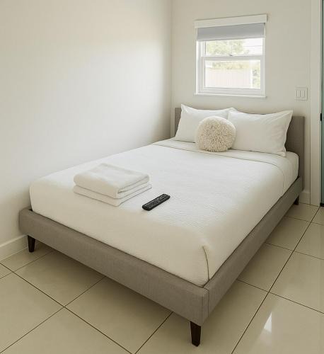 Royal Poinciana Apartment | Tempurpedic Queen - Laundry, Parking & EV Charger