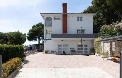 Duce House | Ten-Bedroom Holiday Home In Duce
