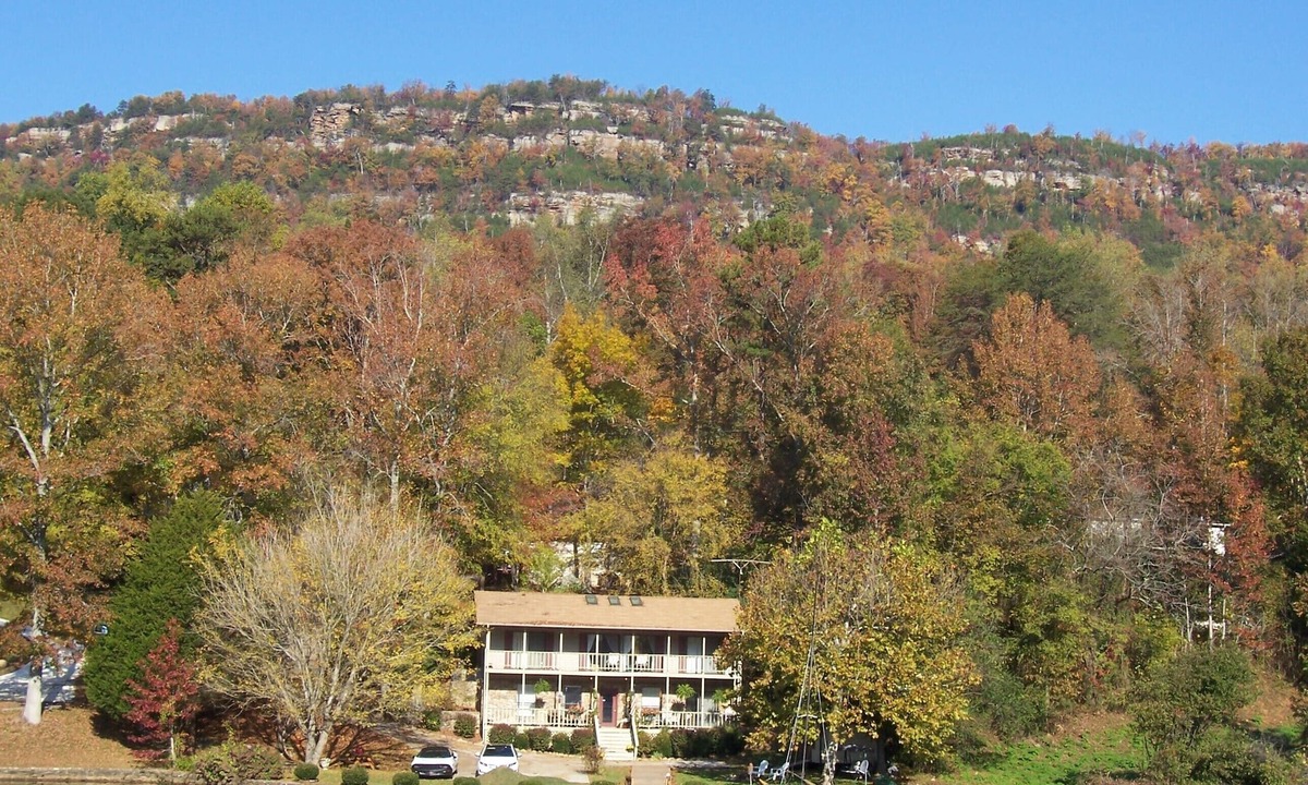 Whiteside Bed & Breakfast | Tennessee River Bed and Breakfast Retreat! Lakefront! No Fees!