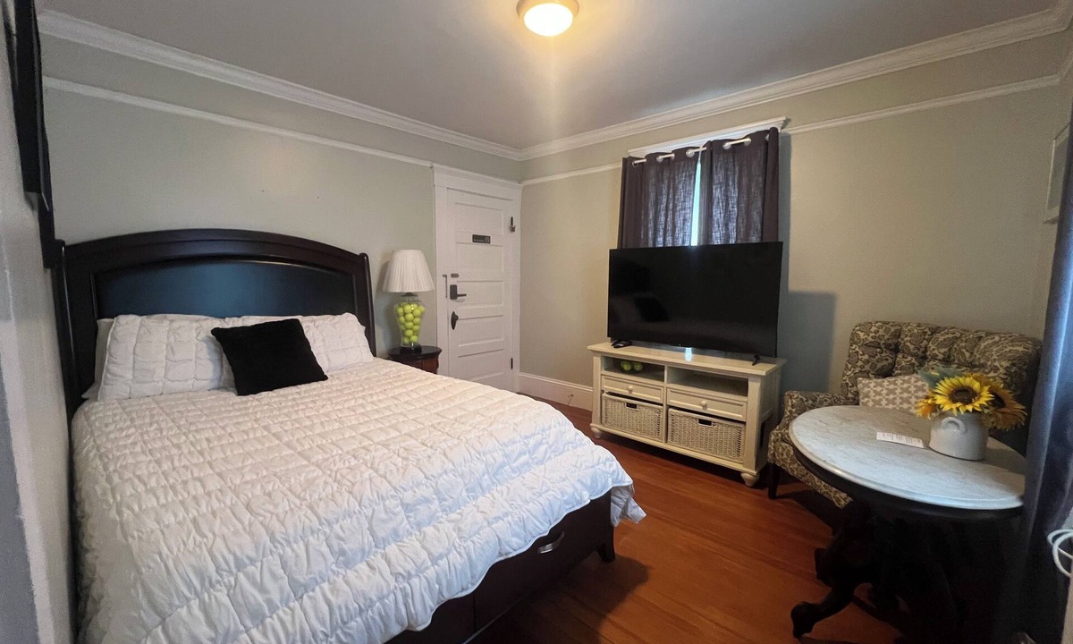 Bellevue Avenue Historic District Condo | Tennis Hall of Frame 1-bedroom