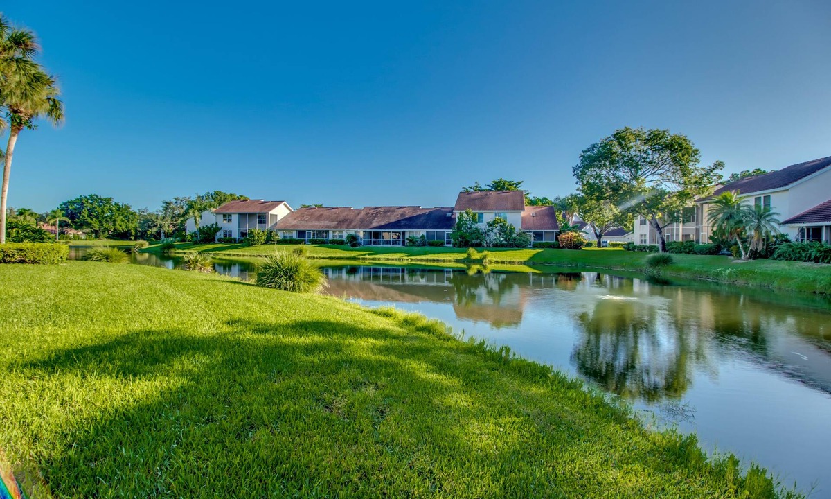 Grey Oaks Apartment | Tennis, Pool, Lakeview, Free Wi-Fi Cozy 2/2 condo in the heart of Naples