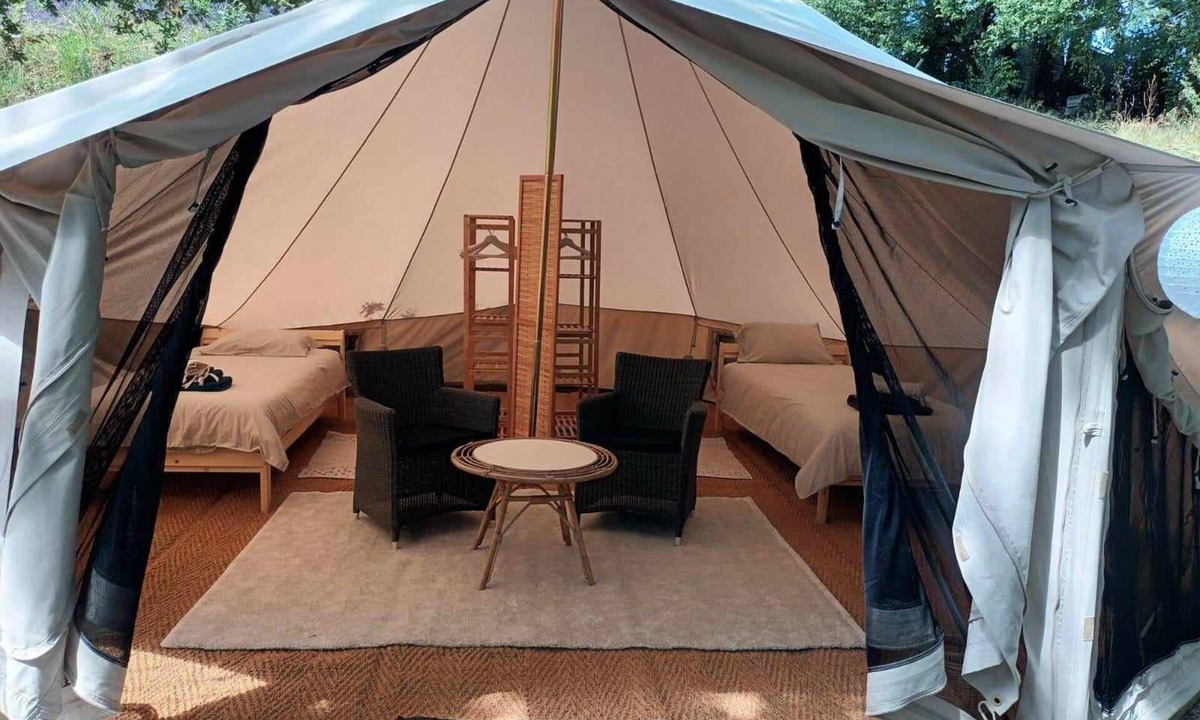 Crespin Cabin | Tente Glamping Dans le Calme, Avec Piscine, Salle de Bain et Cuisine