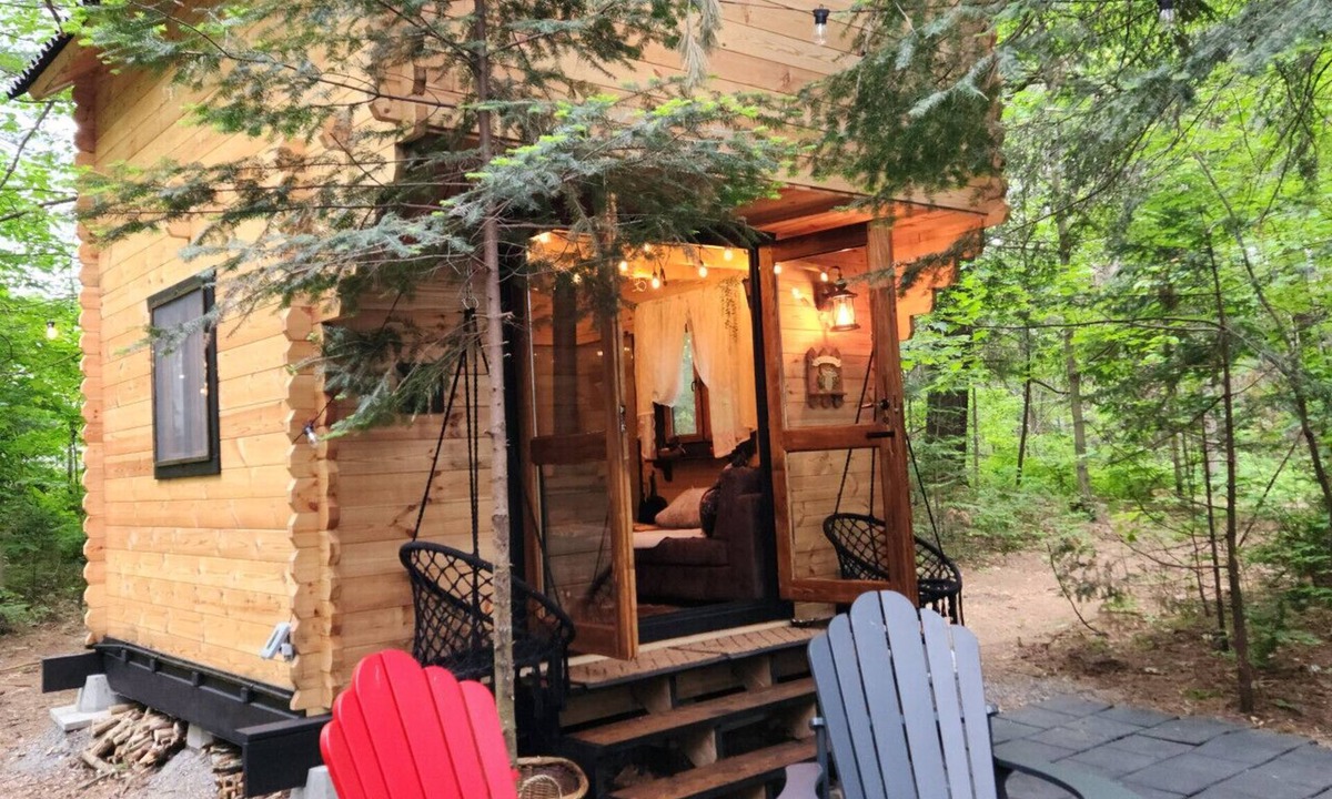 Bracebridge House | Teremok Log Cabin & Cedar Hot Tub & Sauna on Wood