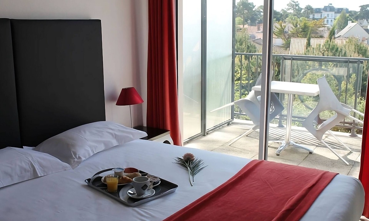 La Baule-Escoublac Hotel | Terrace Apt w/Pool Near La Baule Beach & Thalasso Center