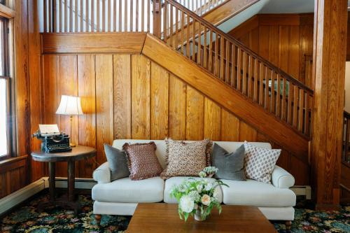 Bay View Hotel | Terrace Inn and 1911 Restaurant