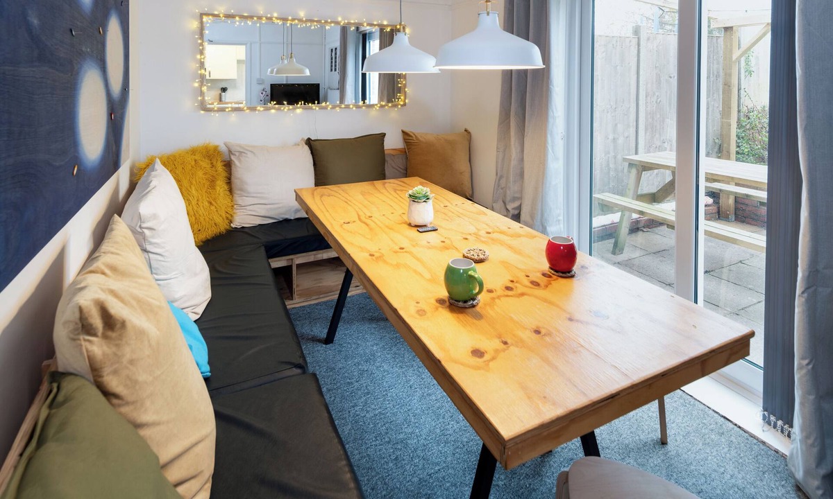 Horfield House | Terrace | Parking | Great for Couples | Sleeps 7