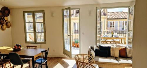 Prefecture Apartment | Terrasse - Hyper centre - 2 chambres - Parking gratuit - Calme & lumineux - Arrivée autonome