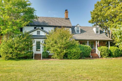 Midlothian House | Terre Haute Manor Farmhouse w/Gardens & Deck!