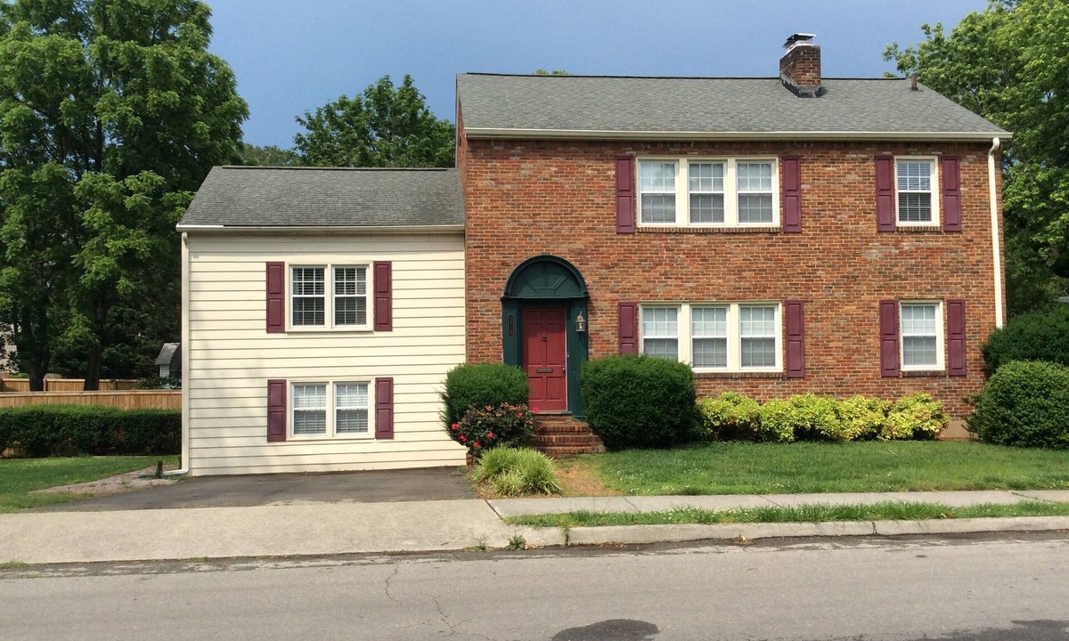 Roanoke Condo | Terrific 1-bedroom fenced pet friendly Roanoke duplex