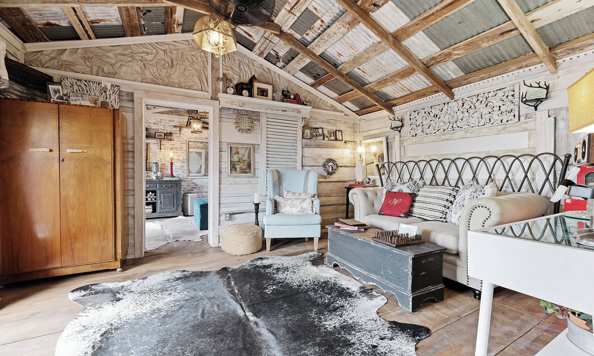 Seguin House | Texas Chic Barndo - 1920’s converted Barn into a luxury cabin for 2