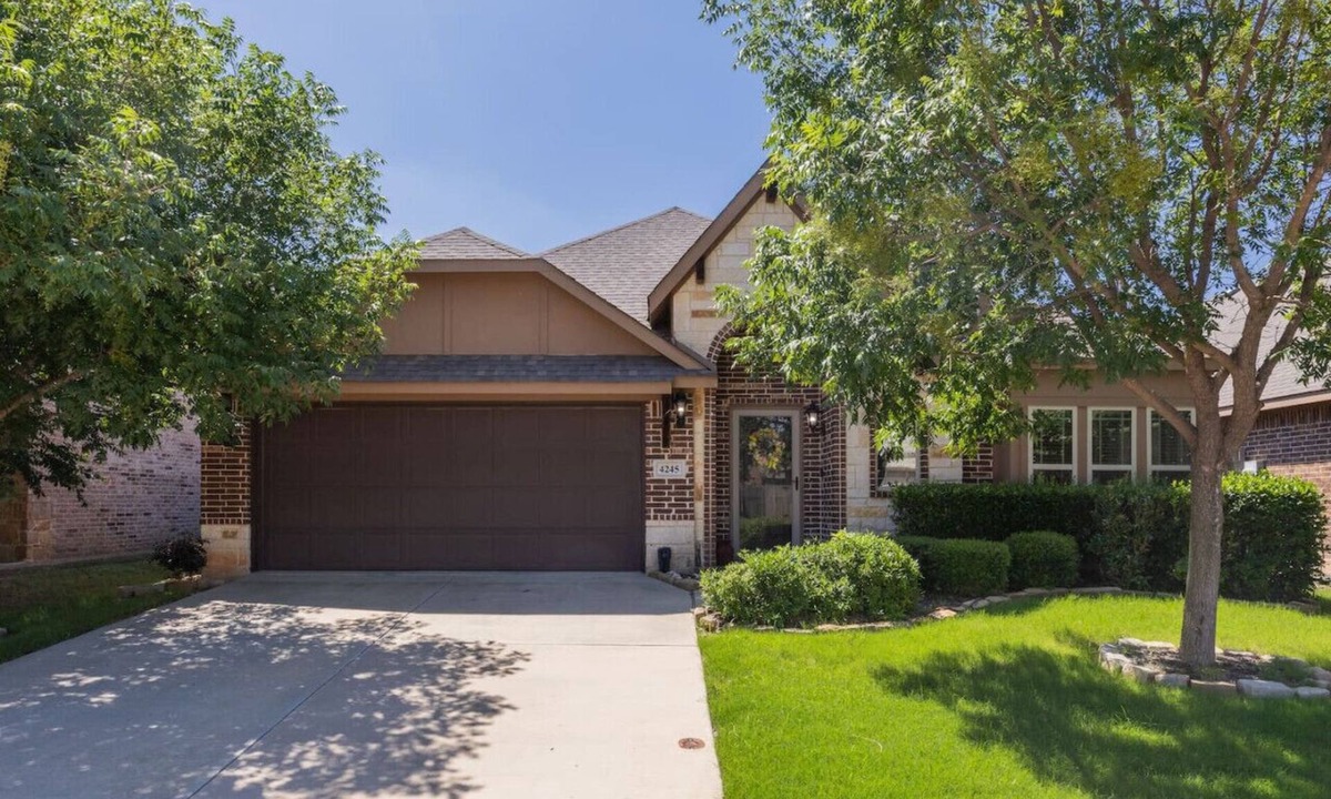 Crowley House | Texas Classic Retreat|Elegant & Spacious |3BR Home