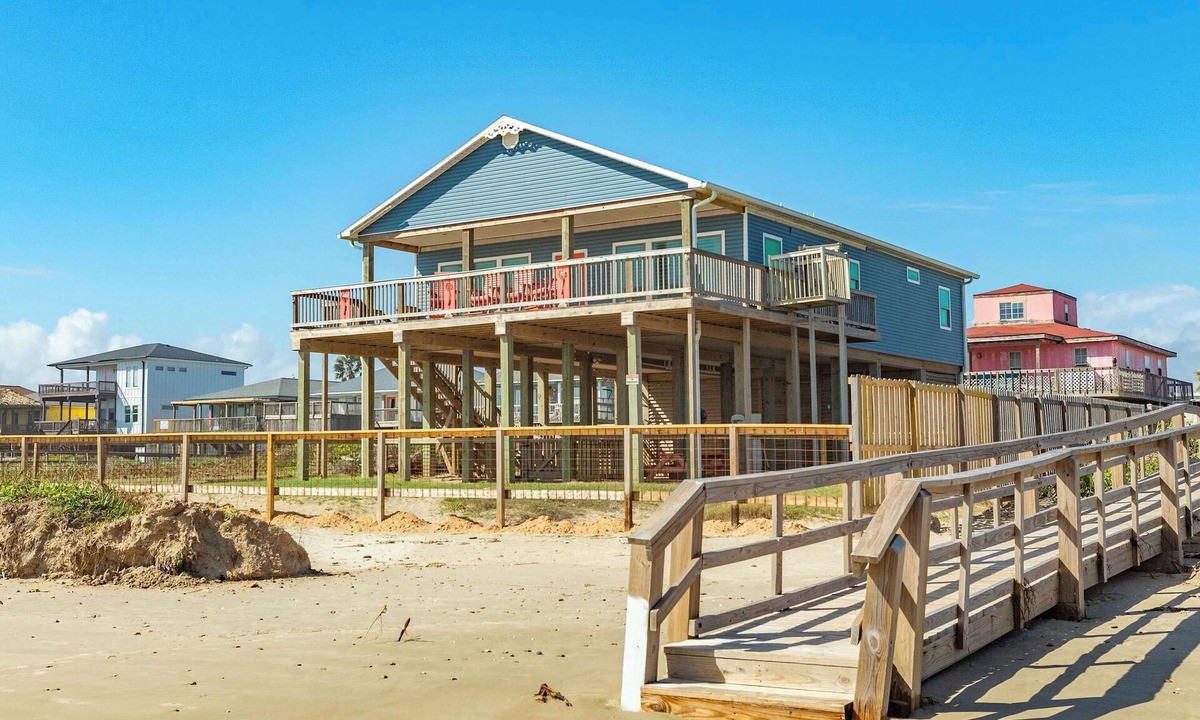 Surfside Beach House | Texas Coast Paradise: Oceanfront Retreat with Pets Allowed