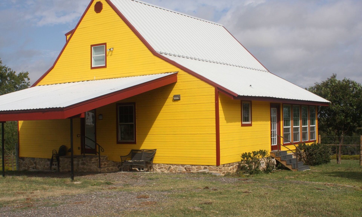 Farmersville House | Texas Country Get Away close to all, pet friendly, enclosed yard,pastures & more