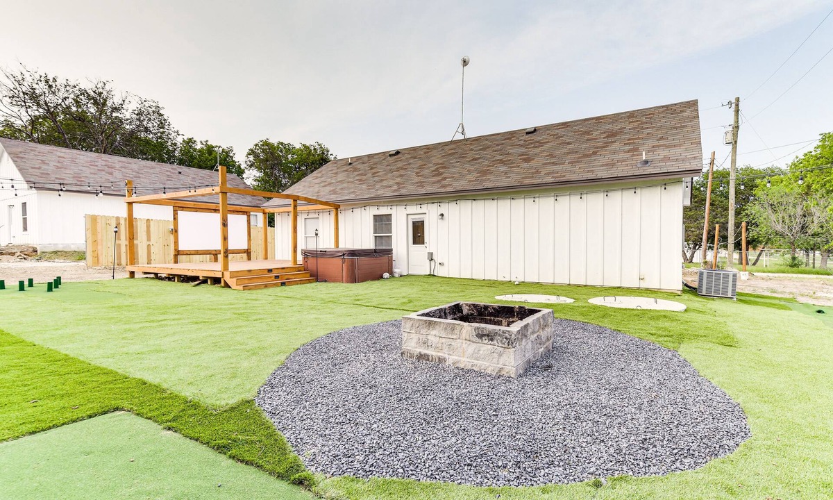 Whitney House | Texas Family Home w/Hot Tub: 1 Mi to Lake Whitney