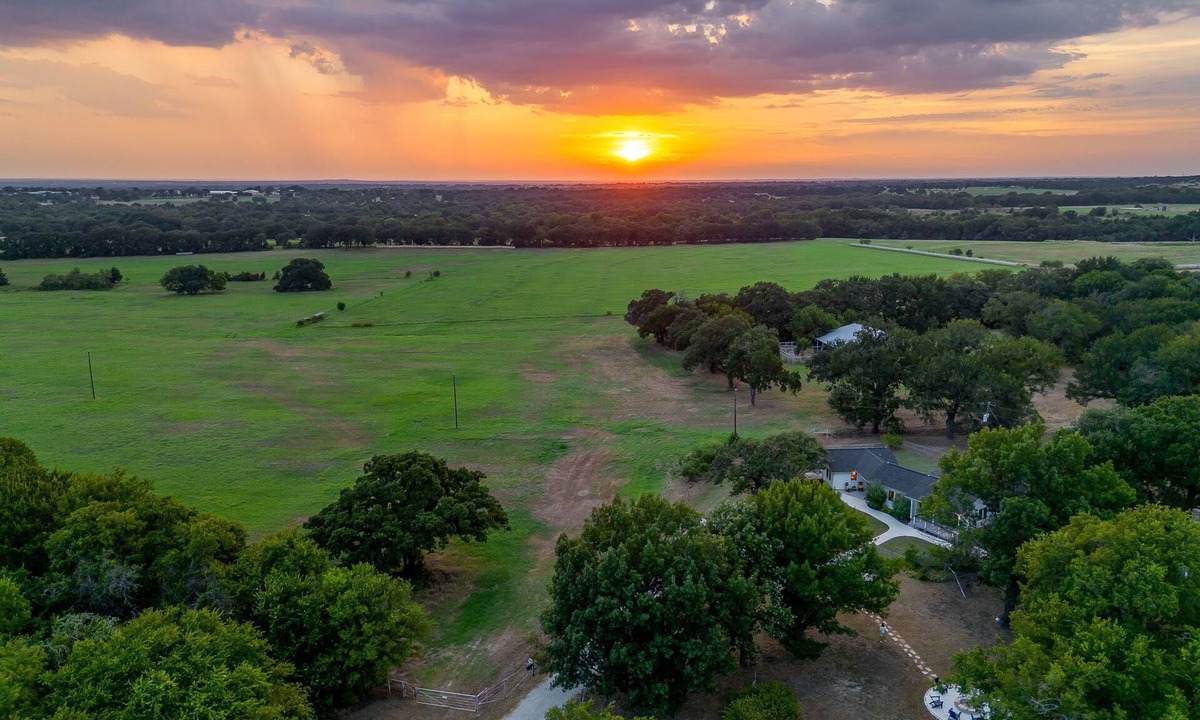 Decatur House | Texas Farmhouse Stay 2BR + Studio Suite