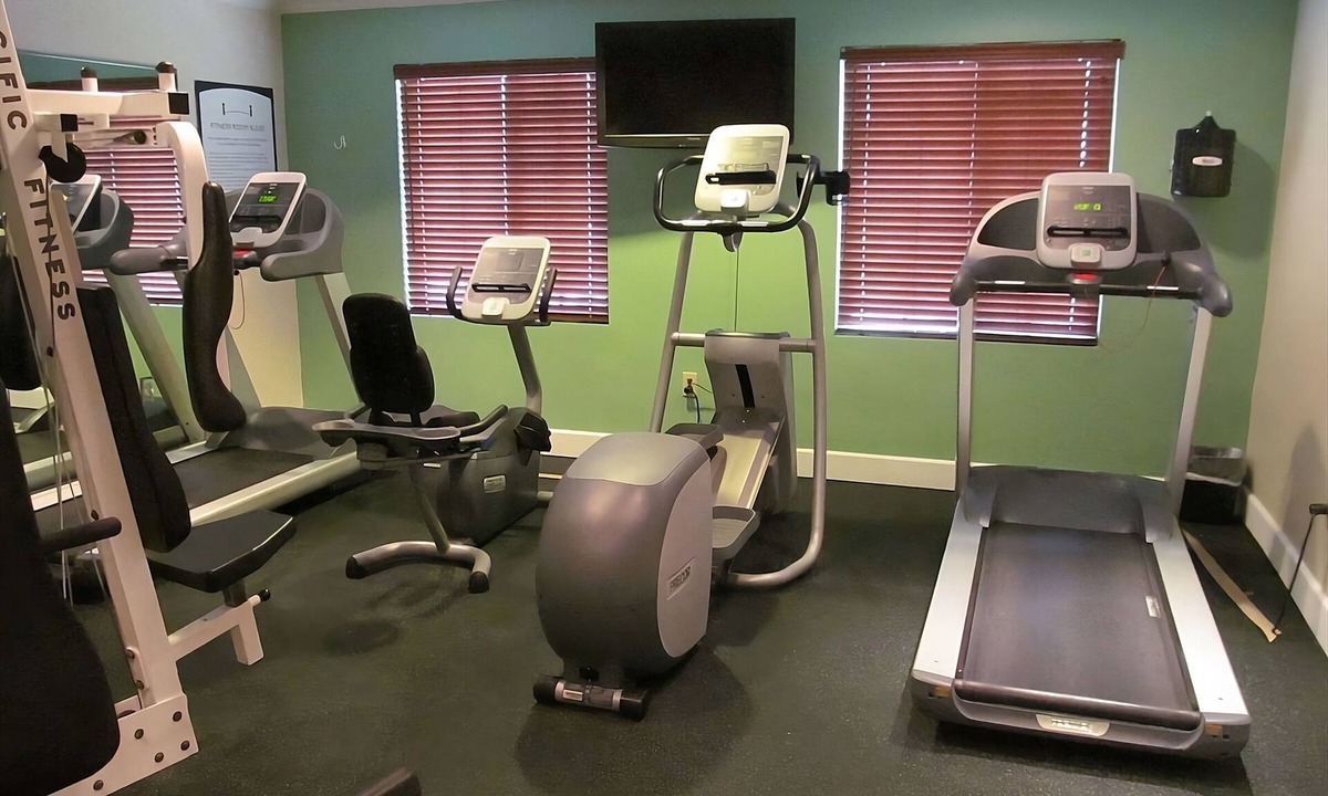 Vance Jackson Apartment | Texas History Tour! Fully-equipped Kitchen, Free Breakfast, Outdoor Pool!