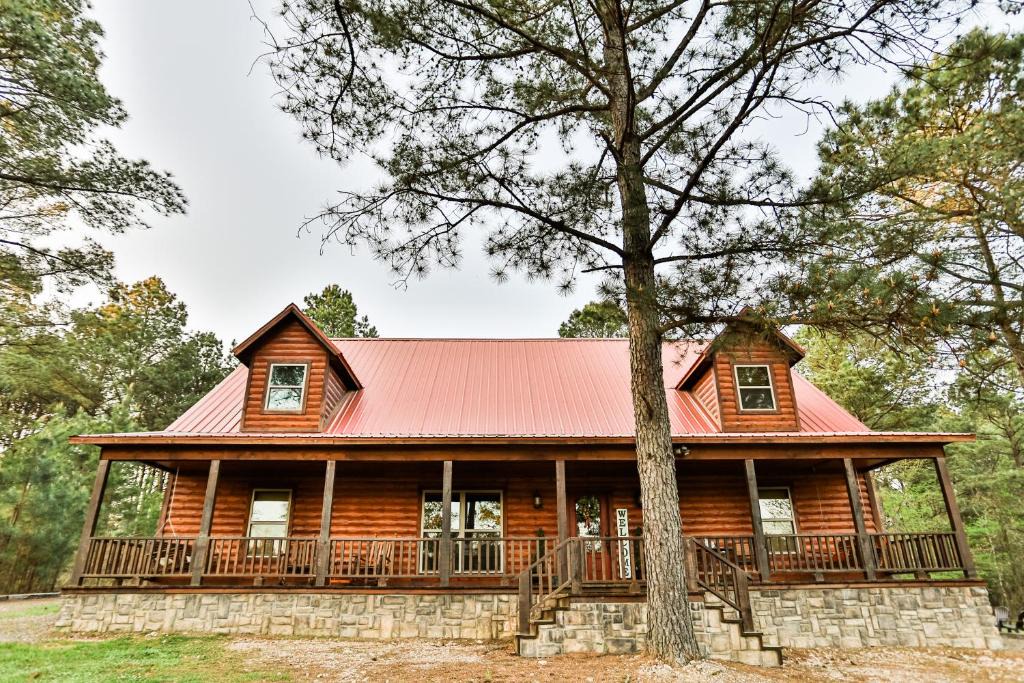 Hochatown House | Texas Kind of Way, Hot Tub, Fireplace, Covered Deck, Pool table, Game Loft