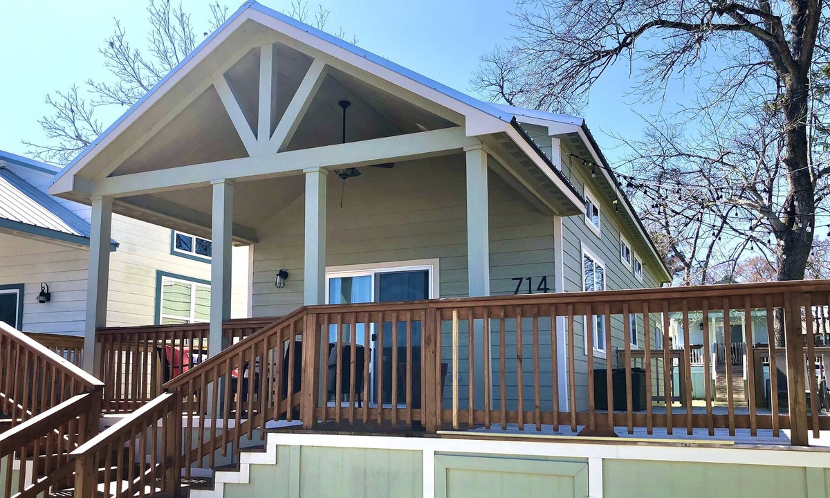 Willis Cottage | Texas Renaissance Festival! Lake Front Conroe 3 BR Condo with massive porch!