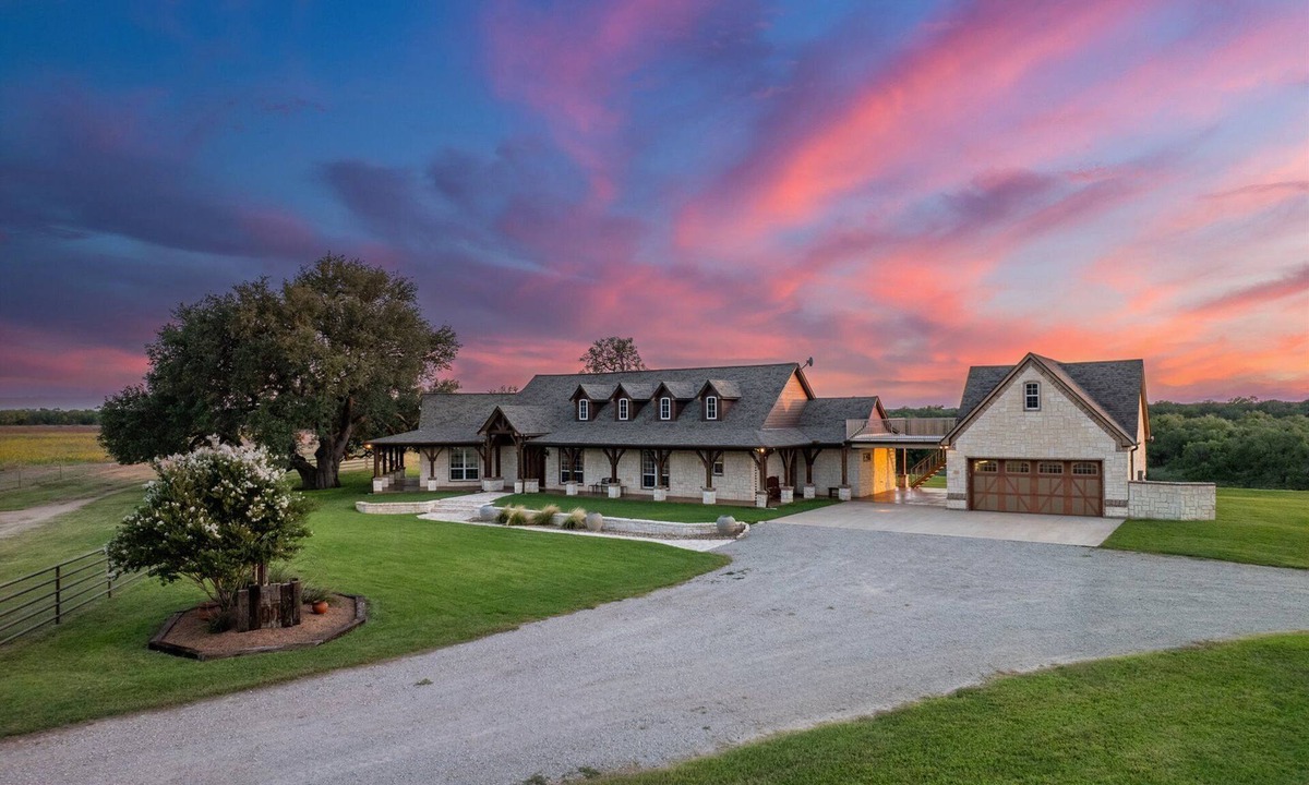 Rochelle House | Texas River Ranch-518 Acres; 2 Homes, Sleeps 21; +/- 3 Miles of River Frontage