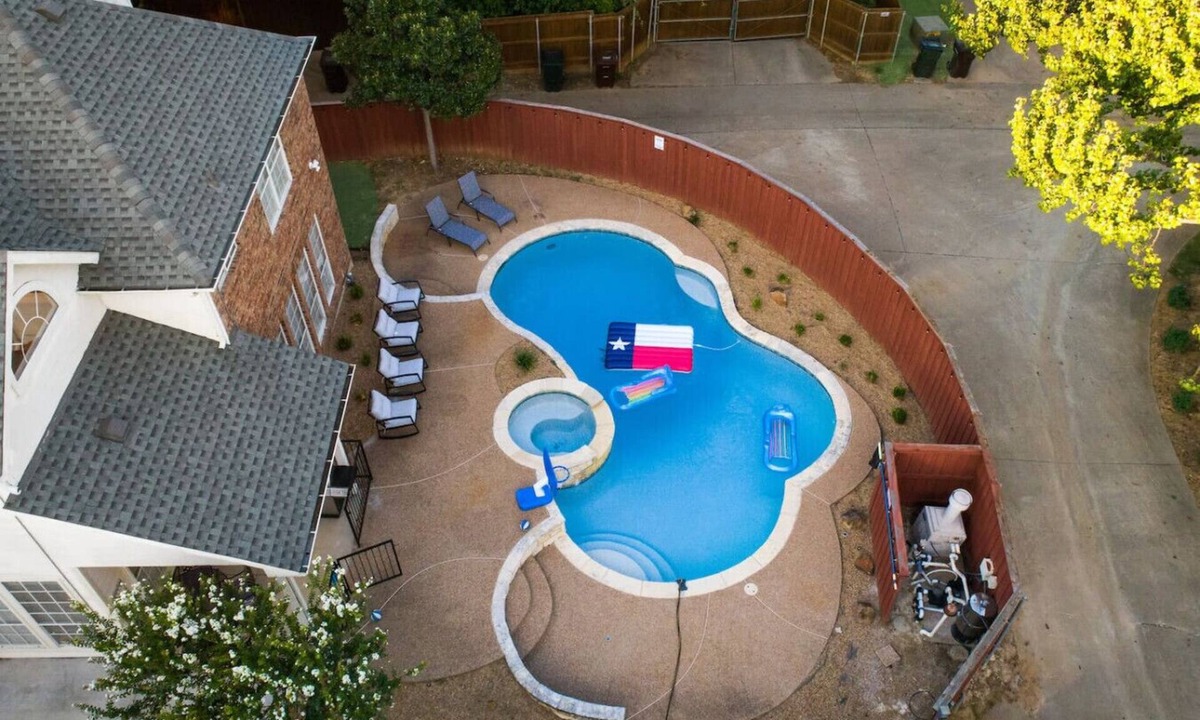 Plano House | Texas Size 5 Bed 3.5Bath Hot Tub ,Pool, fast WiFi!