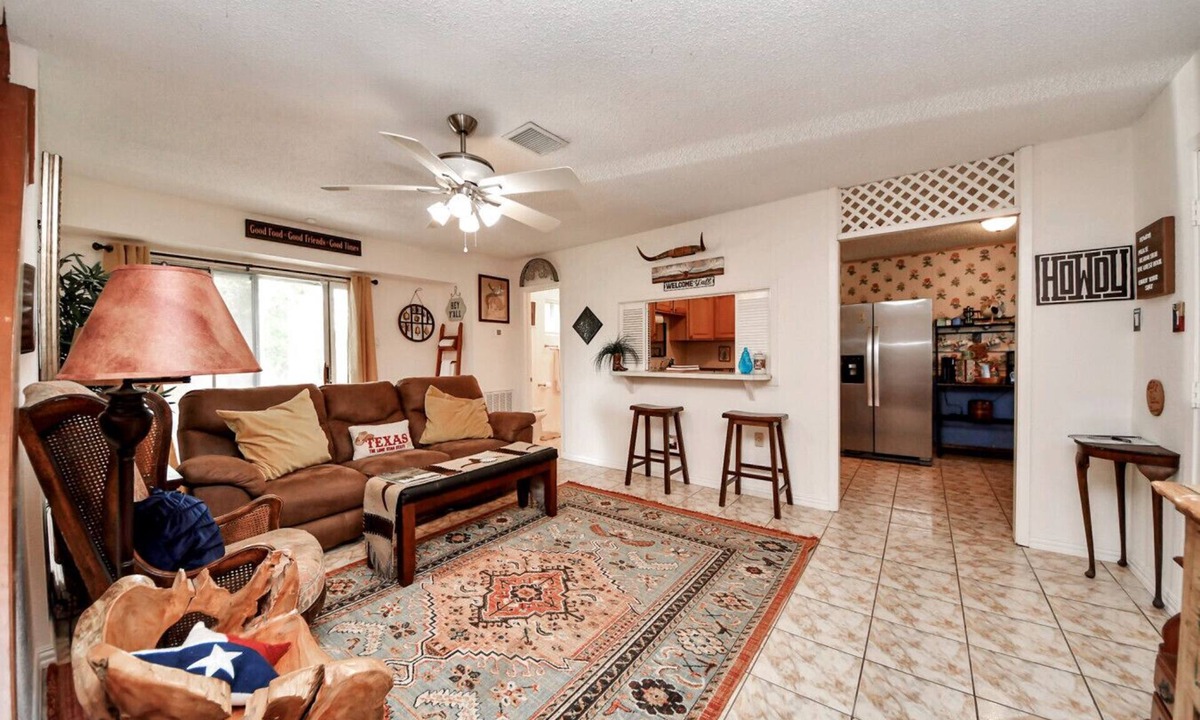 Channelview House | Texas-Themed 2BR Retreat|Houston Area|EV Charger