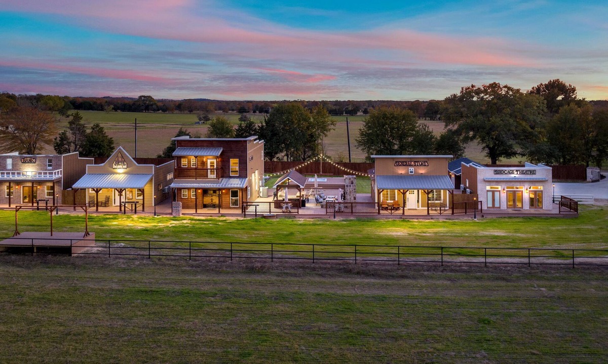 Van Zandt County House | Texas Tombstone, your private town
