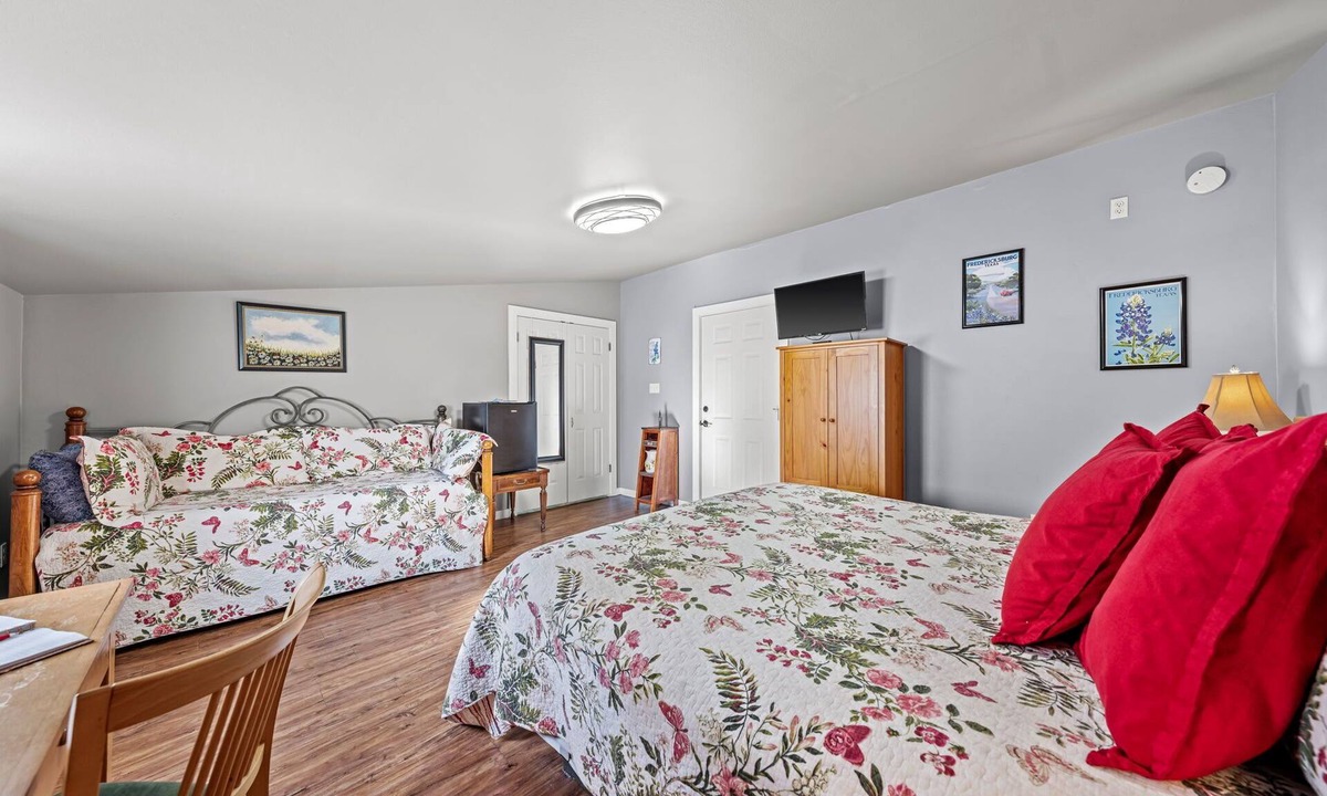Fredericksburg Bed & Breakfast | Texas Wildflower - Close to Luckenbach