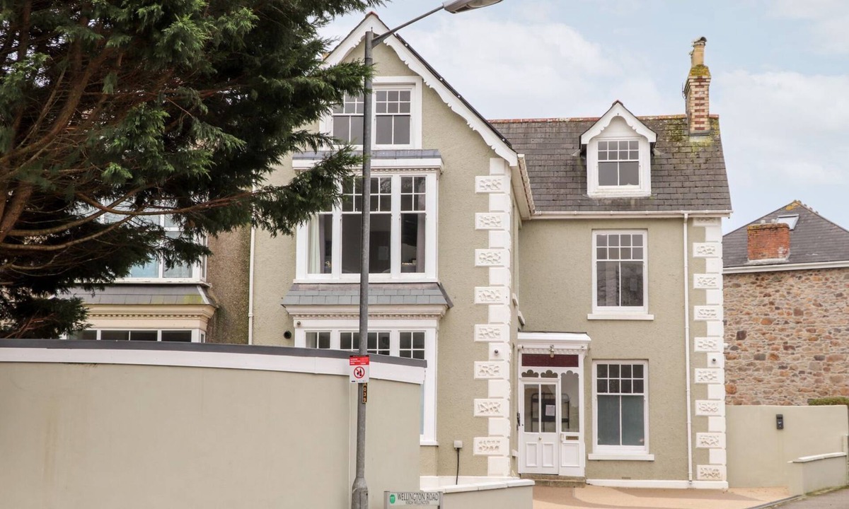 Camborne Cottage | TEYLU, pet friendly in Camborne