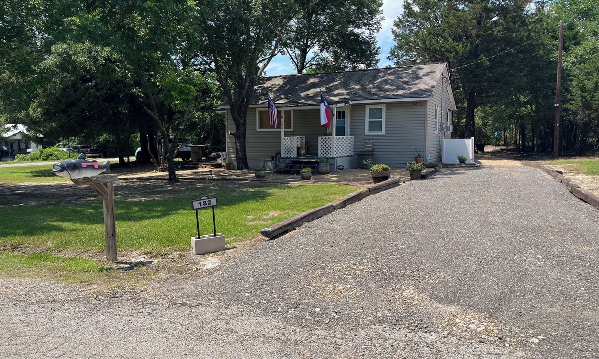 East Tawakoni House | TG Fish House - Lake Tawakoni adorable and cozy pet-friendly fishing get-away