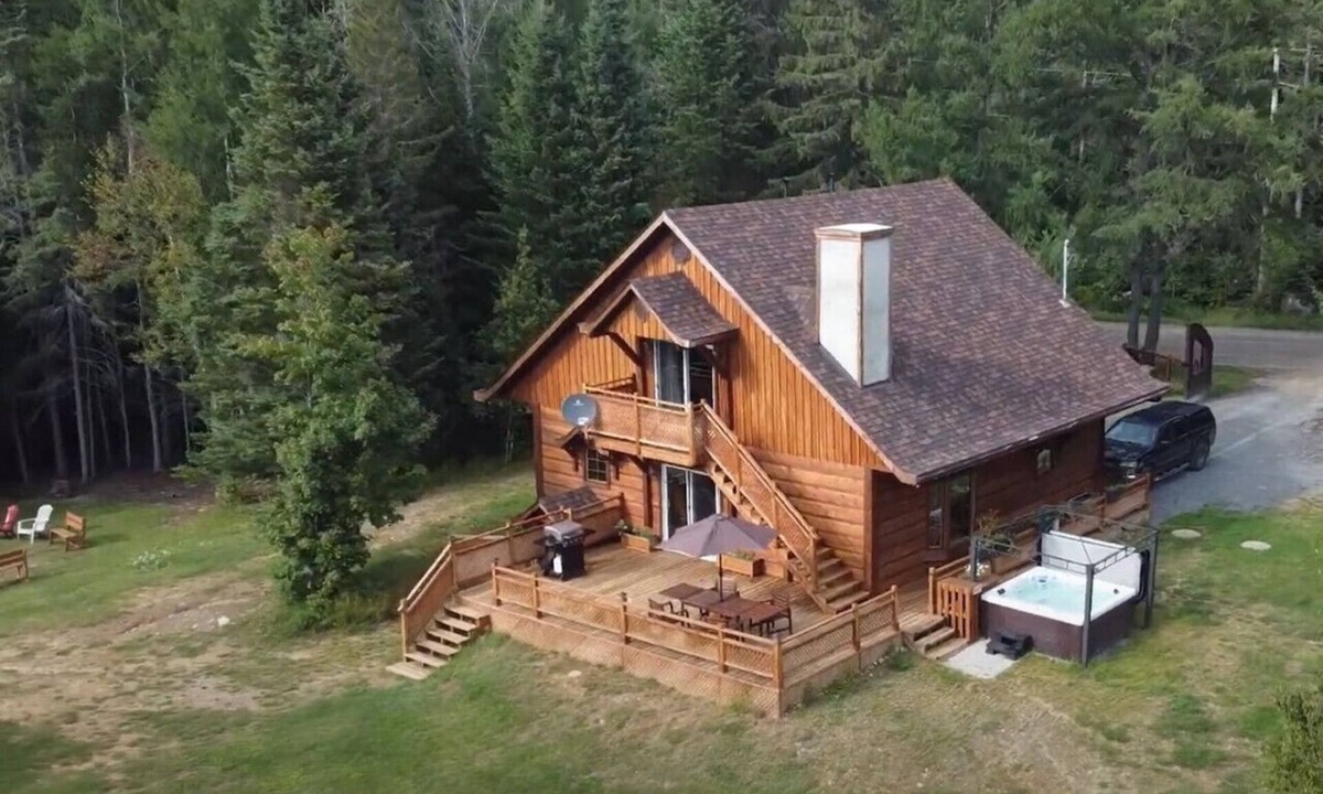 Lantier Ski Chalet | The Escapade - Private hot tub with pool table 6BR